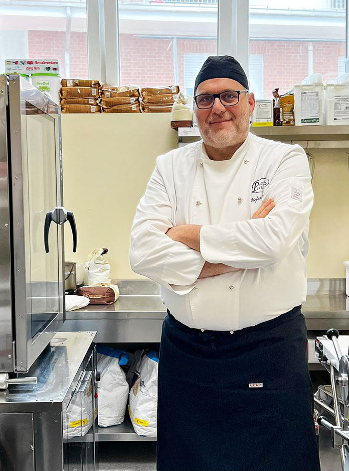 Stefano Pavesi nel laboratorio gluten free